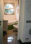 Blick in Badezimmer, Waschmaschine und Trockner