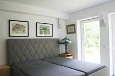 2. Schlafzimmer mit Doppelbett und ausziehbarem Bett